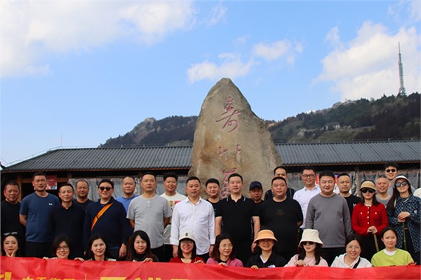 登高望远 砥砺前行┃中乔集团开展登山比赛团建活动